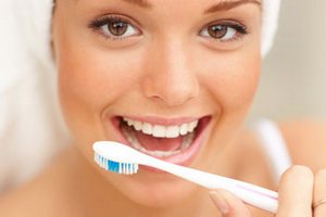 Регулярная чистка зубов убережет не только от кариеса